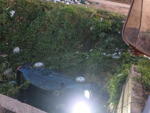 Volcó y terminó en un zanjón a metros del Puente Negro