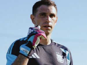 Buena noticia para Scaloni: "Dibu" Martínez entrenó con el guante derecho por primera vez