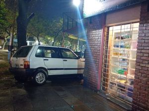 Grave accidente: un auto chocó contra la vidriera de un local en Aristóbulo del Valle