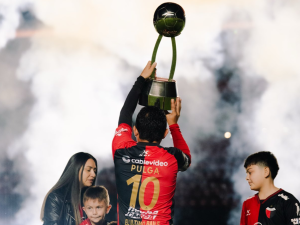 El adiós de una leyenda: la emotiva despedida del "Pulga" Rodríguez en Colón