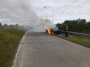 Se incendió un automóvil de manera completa en calle Gorostiaga