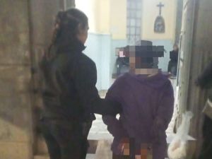 Ingresó a una panadería, atacó a la empleada y provocó destrozos