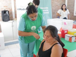 Continúa la campaña itinerante de vacunación en la Plaza Santa Rita