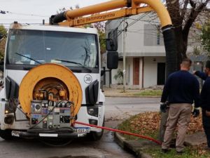 Se intensifican los trabajos de limpieza de bocas de tormentas y canales a cielo abierto de Santa Fe
