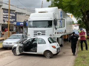 Fuerte accidente entre auto y camión en Aristóbulo del Valle y Gorriti