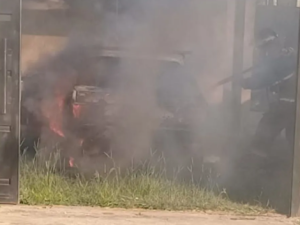 Se incendió un auto dentro de una casa en Santo Tomé