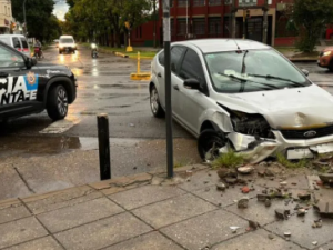 Fuerte accidente esta mañana: auto impactó contra un poste de luz