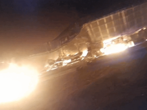 Voraz incendio y explosión en un depósito de camiones de Los Zapallos