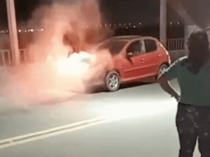 Un auto se incendió en el Puente Carretero y horas antes hubo un triple choque