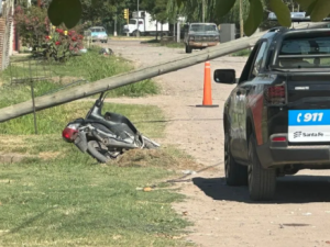 Un motociclista resultó herido tras chocar contra un poste de luz en barrio Liceo Norte