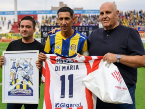 Ángel Di María fue homenajeado en el estadio 15 de Abril