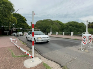 Volvieron a dañar el arco delimitador de altura del puente del Parque Garay