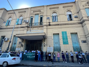 Trabajadores de salud realizaron abrazos simbólicos en los hospitales Cullen y Vera Candioti
