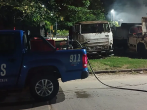 Incendiaron un camión en Villa Hipódromo y debieron intervenir los bomberos