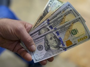 El dólar arrancó el año en alza, en el debut de las nuevas bandas cambiarias
