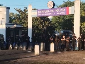 Rosario: la Fiscalía investiga a policías desplazados tras la protesta frente a la Jefatura