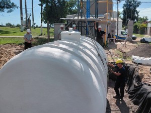 Colocaron una nueva cisterna de almacenamiento de agua potable en La Guardia