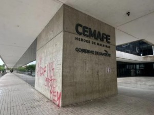 Aparecieron pintadas en un templo y en las columnas del Cemafe