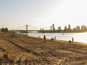 La Municipalidad lanzó un programa de actividades deportivas y recreativas en playas y parques