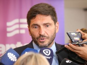 Pullaro cruzó a Caputo por sus dichos sobre la ropa nacional y defendió a las pymes del interior