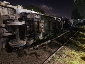 Cinco vagones del Belgrano Cargas descarrilaron y continúan fuera de la vía