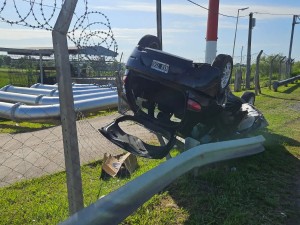 Impactante vuelco de un auto en la Circunvalación Oeste