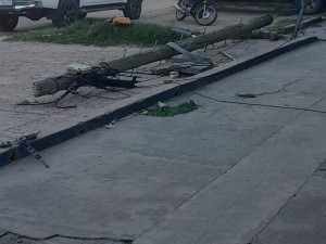 Camión tiró dos postes de luz en Avenida Aristóbulo del Valle