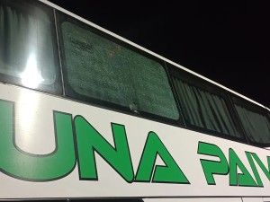 Atacaron a piedrazos a un colectivo que trasladaba personal policial