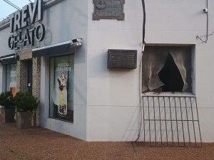 Rompieron las rejas de una ventana y vandalizaron una heladería
