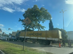Continúa varado el camión en Avenida 27 de Febrero