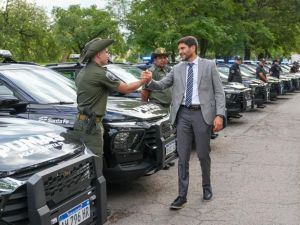 Pullaro entregó 116 camionetas a la Policía y afirmó que “el sueño de tener orden y paz se está concretando”