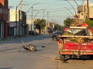 Un motociclista está en estado crítico tras chocar contra una camioneta