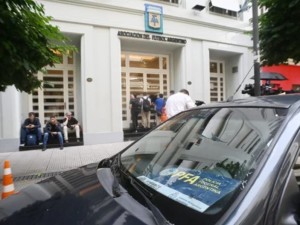 Allanamiento en la finca vinculada a dirigentes de la AFA: encontraron 45 autos de lujo y 7 motos