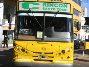 Apedrearon un colectivo en la Ruta 168: una mujer resultó herida