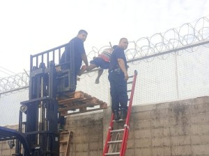 Detenidos tras intentar robar un supermercado: uno de ellos quedó atrapado en el tapial
