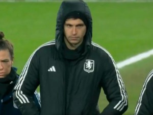 Preocupación en Argentina: el "Dibu" Martínez salió lesionado en el Aston Villa