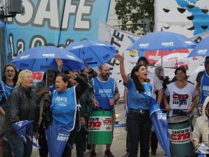 Docentes y profesionales de la salud se movilizan esta mañana