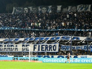Un hincha de Gimnasia cayó desde una tribuna en el clásico ante Estudiantes y quedó internado