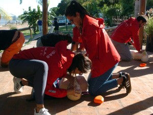 Guardavidas realizan una capacitación para el uso de desfibriladores