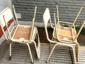 Detuvieron a un hombre por robar sillas de una escuela en barrio Cabal