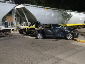 Un auto chocó contra un tren del Belgrano Cargas durante una maniobra imprudente