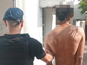 Hallaron a una joven golpeada y en shock: detuvieron a su presunto agresor