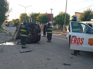 Un conductor chocó contra un cantero y volcó con su utilitario en barrio norte