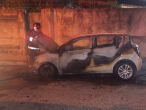Se incendió un auto durante la madrugada de este sábado
