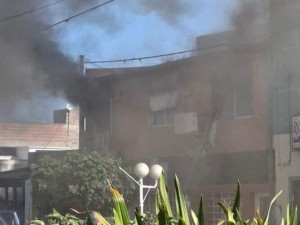 Dos personas fueron hospitalizadas por un incendio en su vivienda en Santa Fe