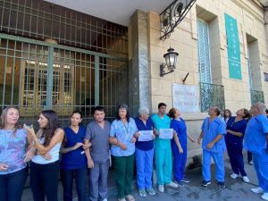 Abrazo simbólico en el Hospital Cullen: trabajadores reclaman mejoras salariales