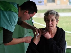 Refuerzan la vacunación para adultos y grupos de riesgo en distintos puntos de la ciudad