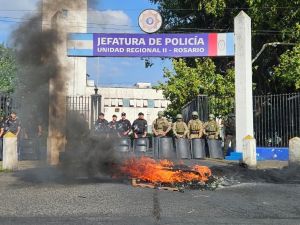 Rosario: Continúa la protesta policial frente a Jefatura a pesar del anuncio del retiro deTras una reunión con referentes de la fuerza, el ministro Pablo Cococcioni pidió a los efectivos que retomen sus funciones y anunció que saldrán de la situación de d