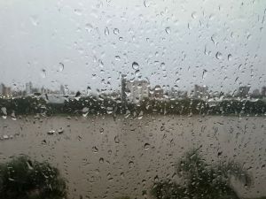 La ciudad bajo alerta: la lluvia trajo complicaciones en diferentes barrios