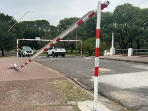 Los vecinos reclaman cuidado y respeto por el puente del Parque Garay